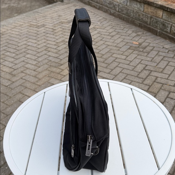 Vintage Black Messenger bag by Hartmann. Good used condition and ready to travel - Picture 2 of 9